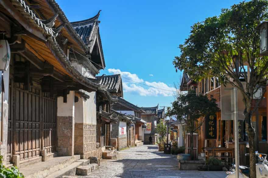 一双皮鞋105元，一件衣服的价钱是鞋子的2倍买一双鞋子和一件衣服多元（解方程）？游戏画面